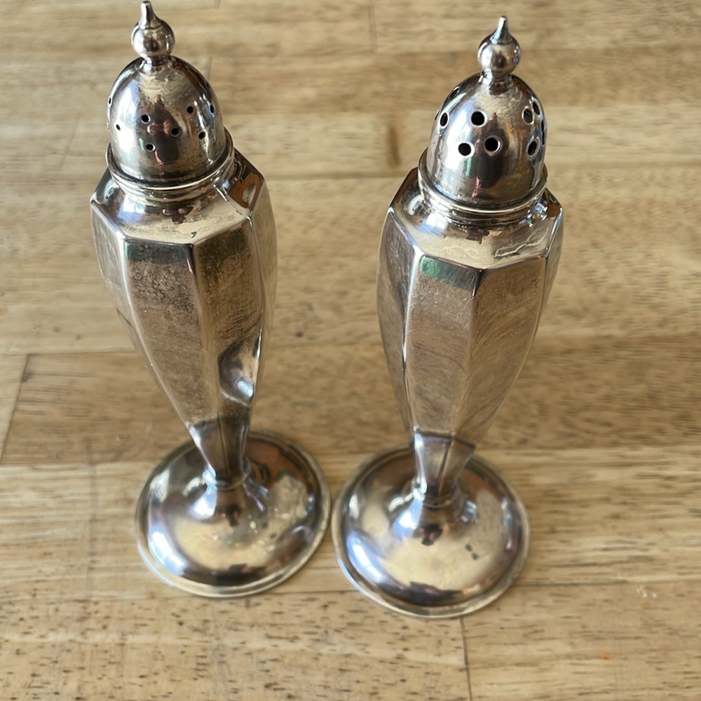 Sheffield silver salt and pepper vintage elegant excellent condition